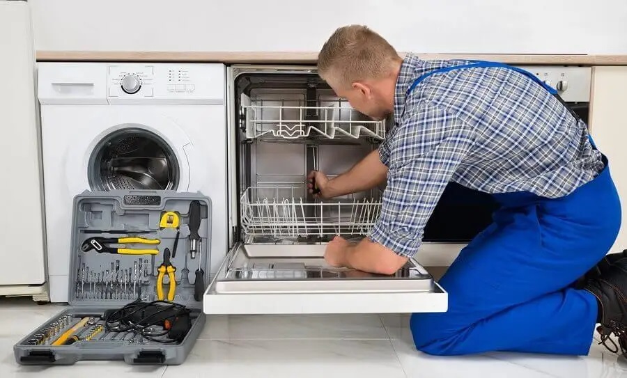 Derince Termikel servisi teknisyen ekibi beyaz eşya tamiri yaparken